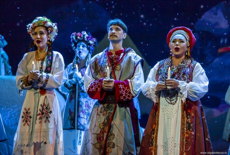 Ночь перед рождеством мюзикл бабкина. Спектакль ночь перед рождеством в театре надежды бабкиной. Тамбовский молодёжный театр ночь перед рождеством фото. Спектакль ночь перед рождеством в театре надежды бабкиной. Ночь перед рождеством театр песни.